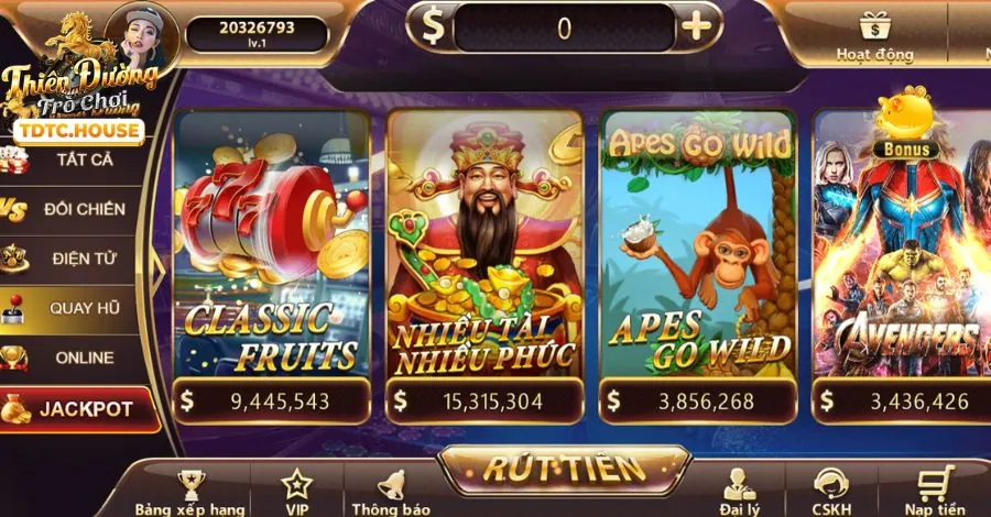 Người chơi đang phân tích chiến lược để thắng game nổ hũ tại abc8 code